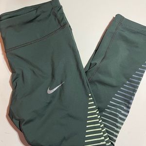 NIKE Green Running Leggings with faded design down the sides!!!🥑
